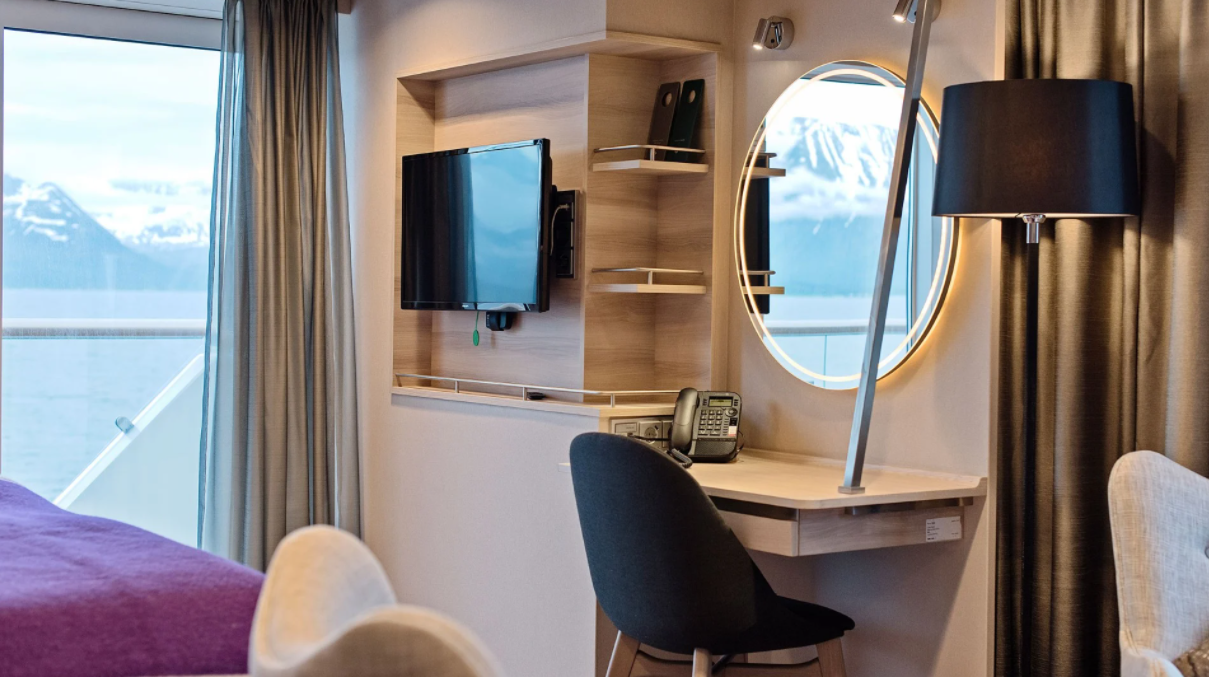 Hurtigruten - MS Fridtjof Nansen - Expedition Suite MC 2.png